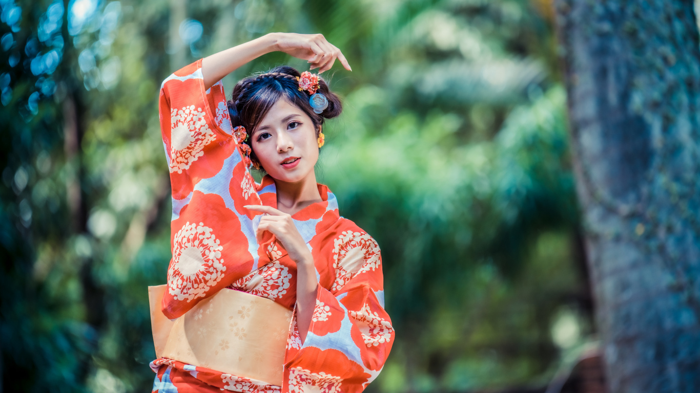 Молодая азиатка в кимоно в парке 