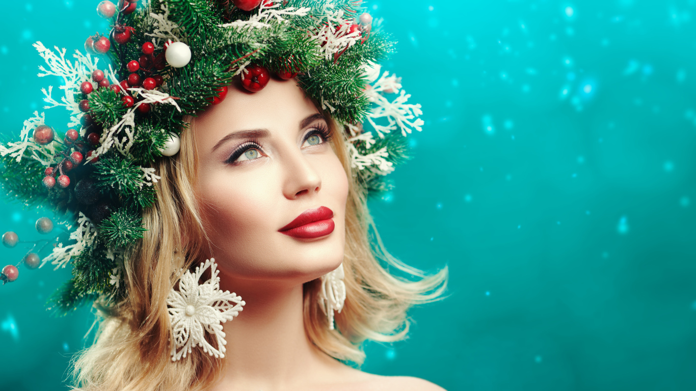 Красивая девушка с венком из еловых веток на голове на голубом фоне