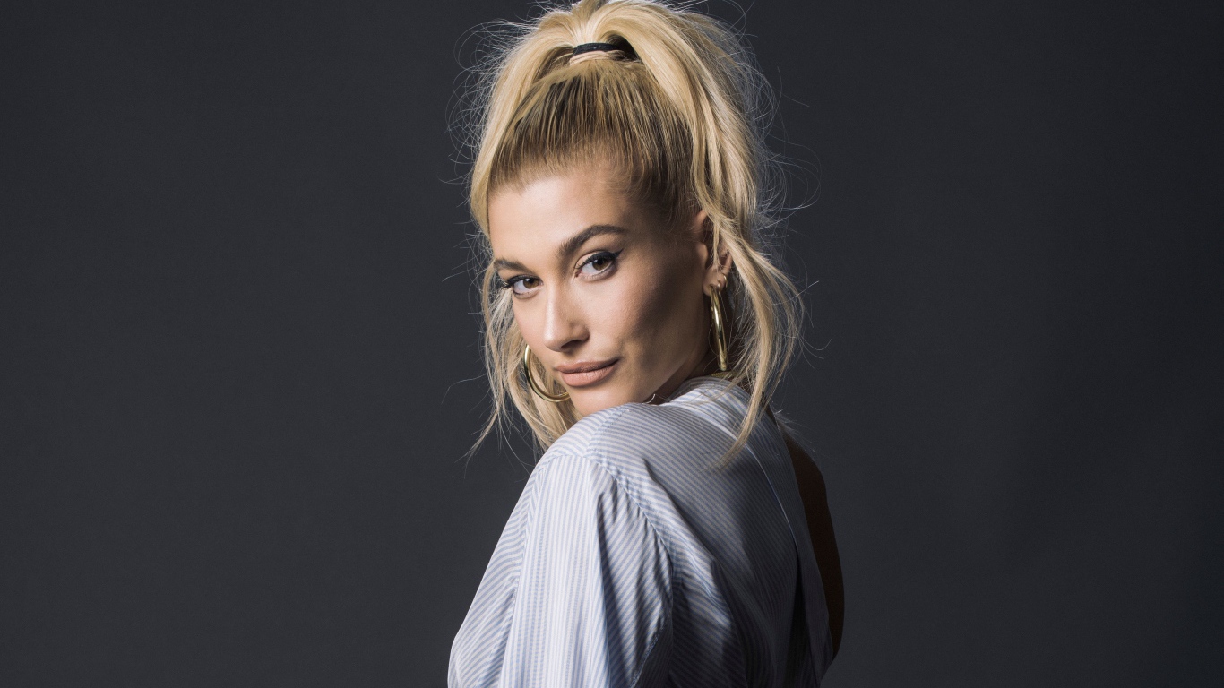 Красивая блондинка, американская модель Хейли Болдуин на сером фоне