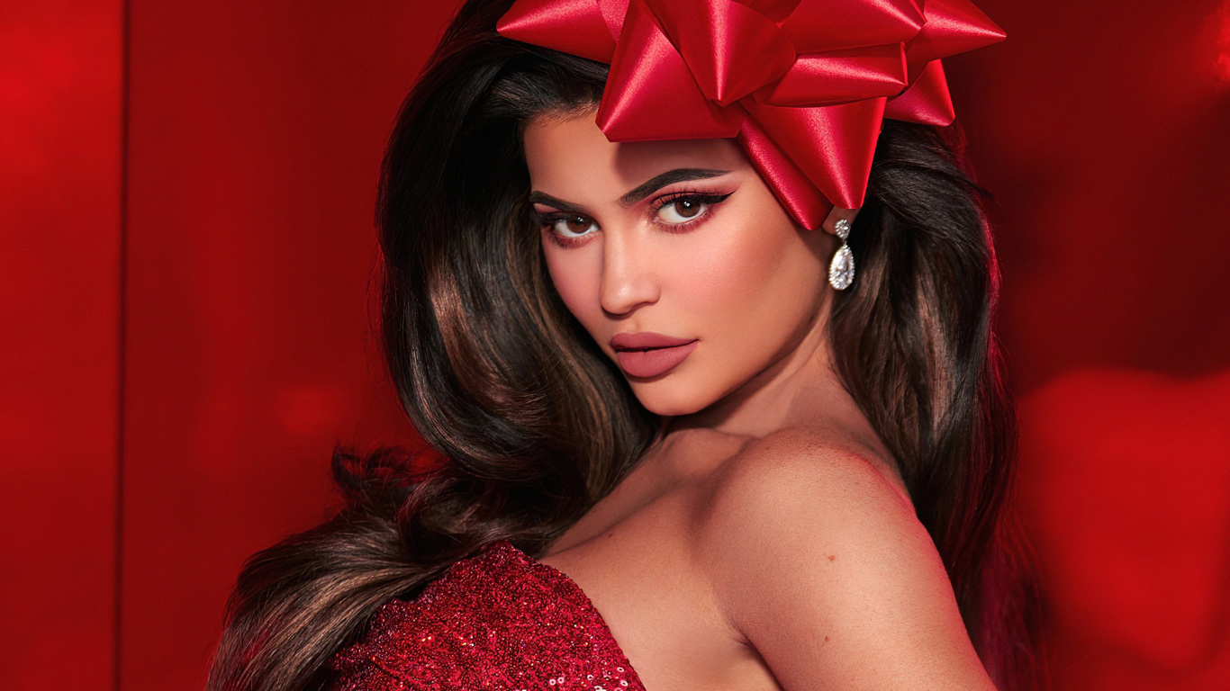 Яркая модель Кайли Дженнер с красным бантом на голове