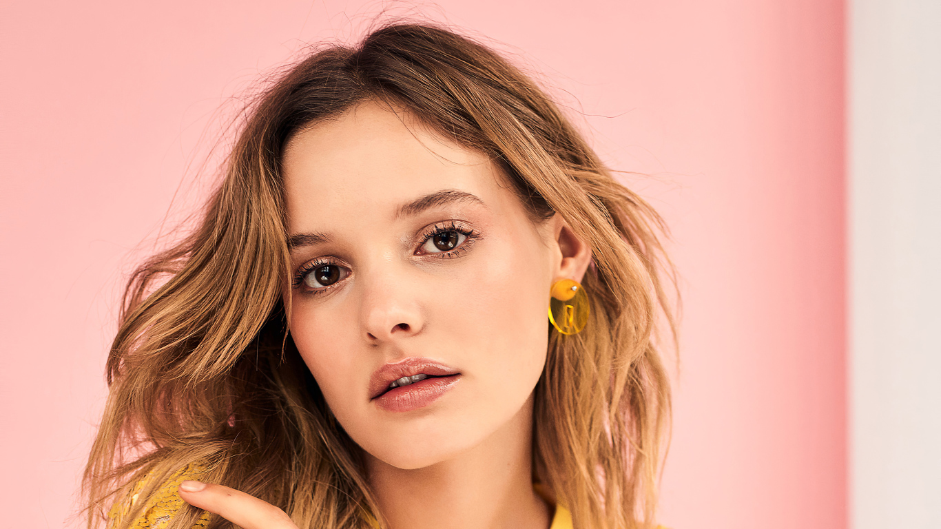 Модель Пейдж Рейфлер на розовом фоне