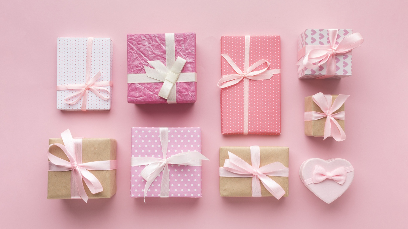 Много подарков на розовом фоне