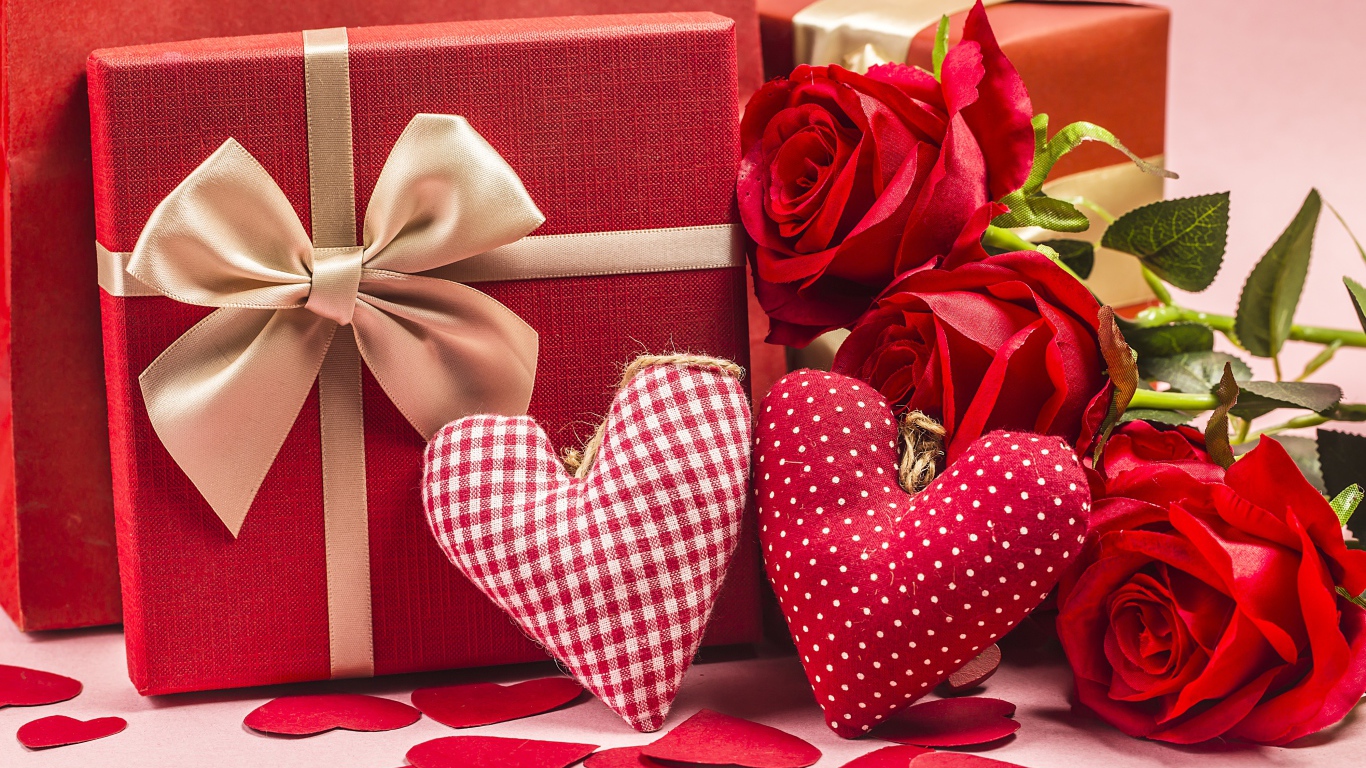 Два подарка с красными розами и тканевыми сердечками