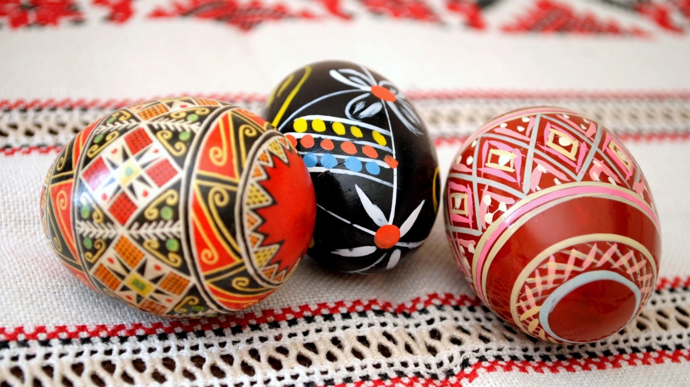 Красивые расписанные яйца на полотенце на Светлое Христово Воскресенье