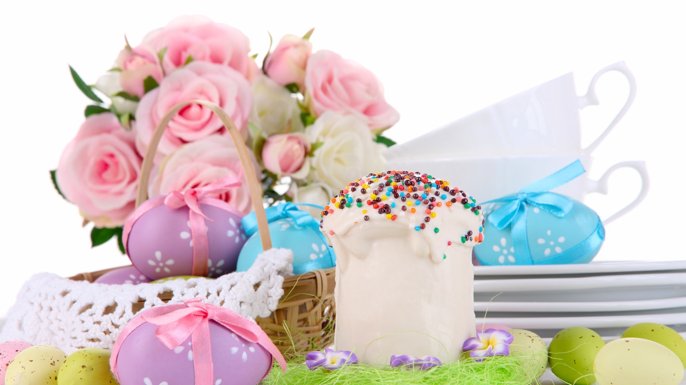 Пасхальный кулич, крашеные яйца и цветы на праздник