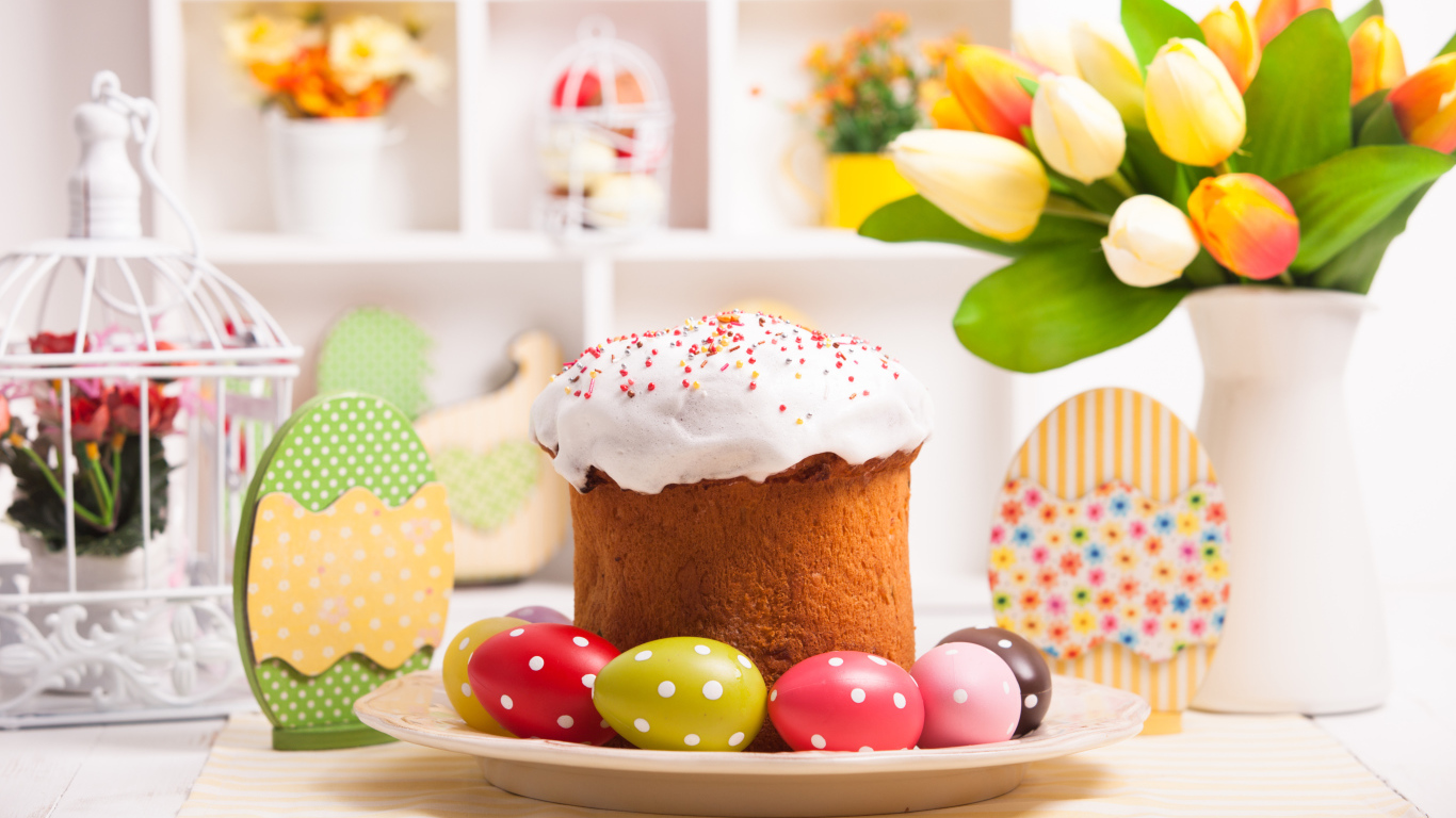 Кулич с яйцами на столе с букетом цветов на праздник Светлой Пасхи