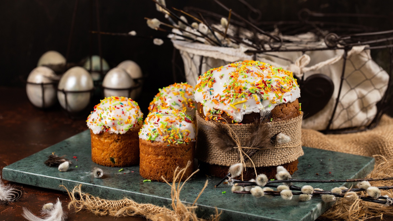 Пасхальные куличи на столе с ветками вербы на праздник 