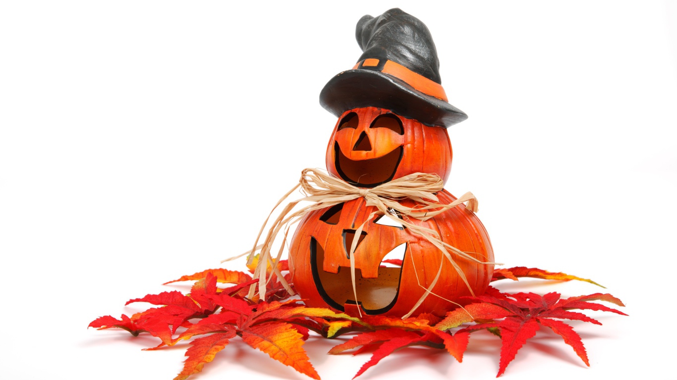 Статуэтка тыквы на белом фоне с листьями на праздник Хэллоуин