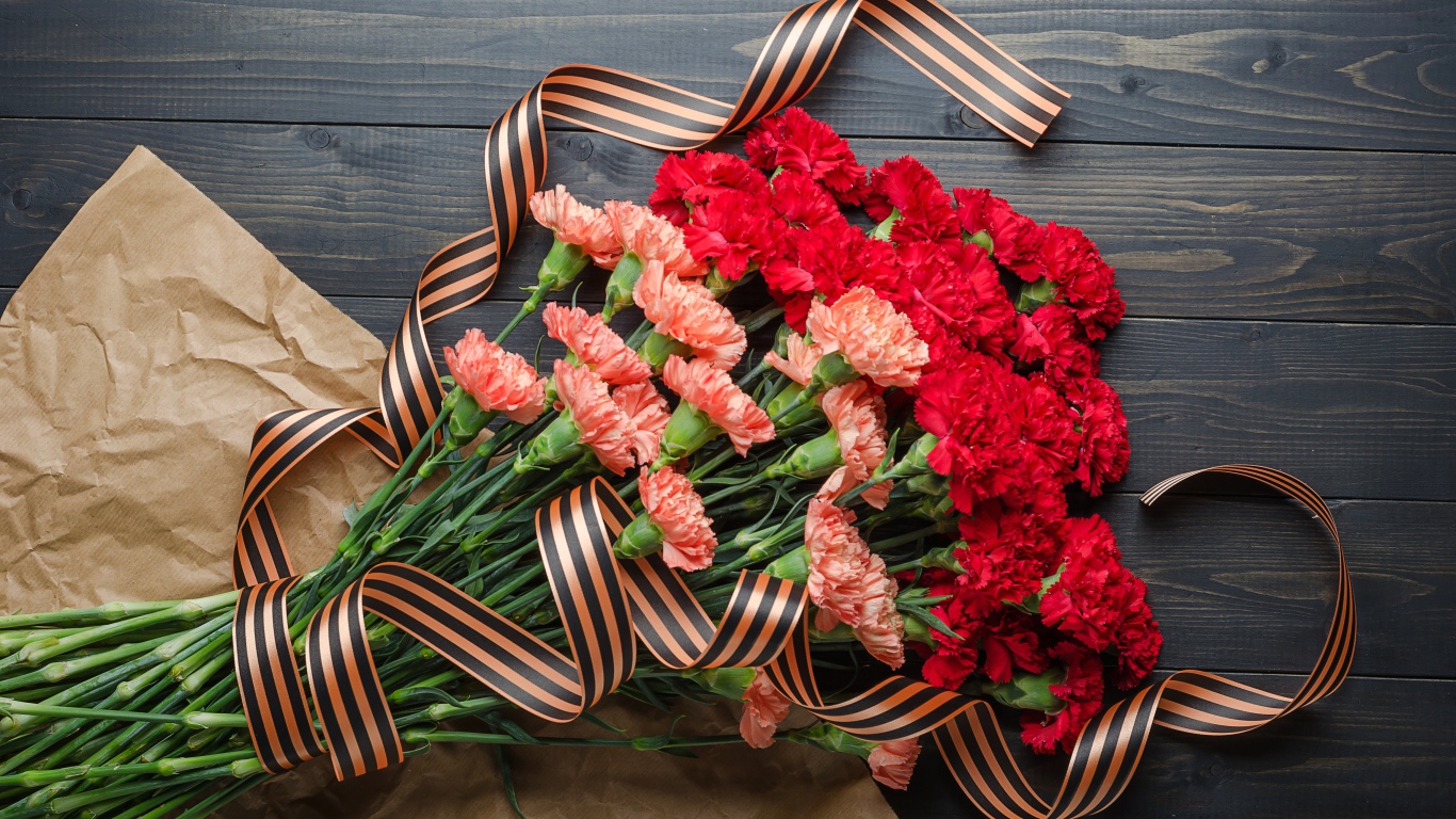 Букет гвоздик с георгиевской лентой на День Победы 9 мая 