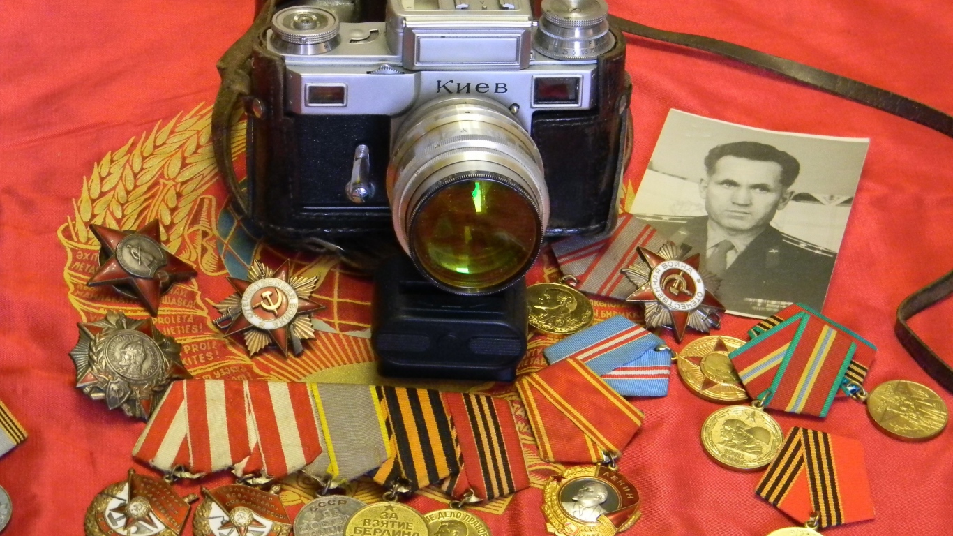 Фотоаппарат, награды и старое фото на День победы 9 мая 