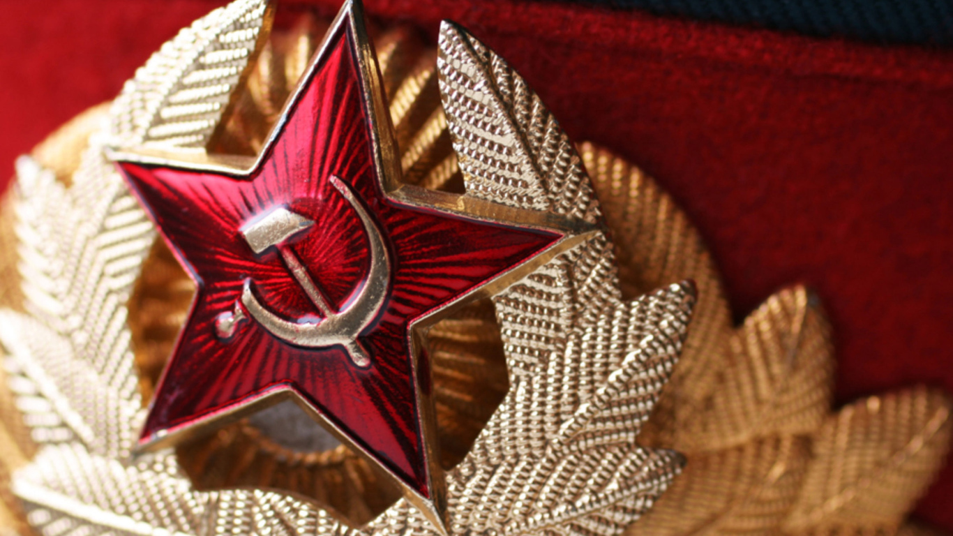 Красная звезда с серпом и молотом на фуражке 