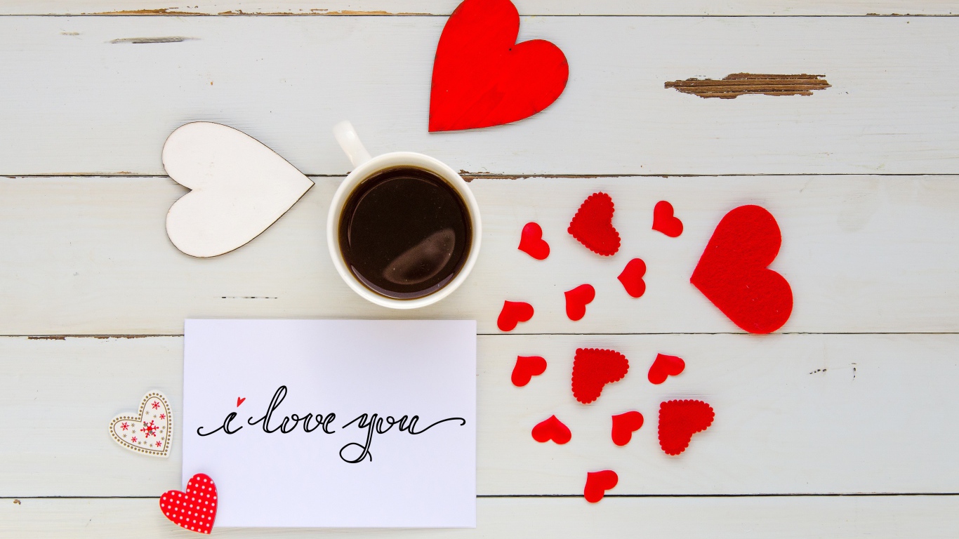 Сердечки и чашка кофе на столе для любимой на 14 февраля