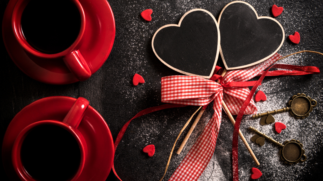 Две чашки кофе на столе с сердечками на 14 февраля 