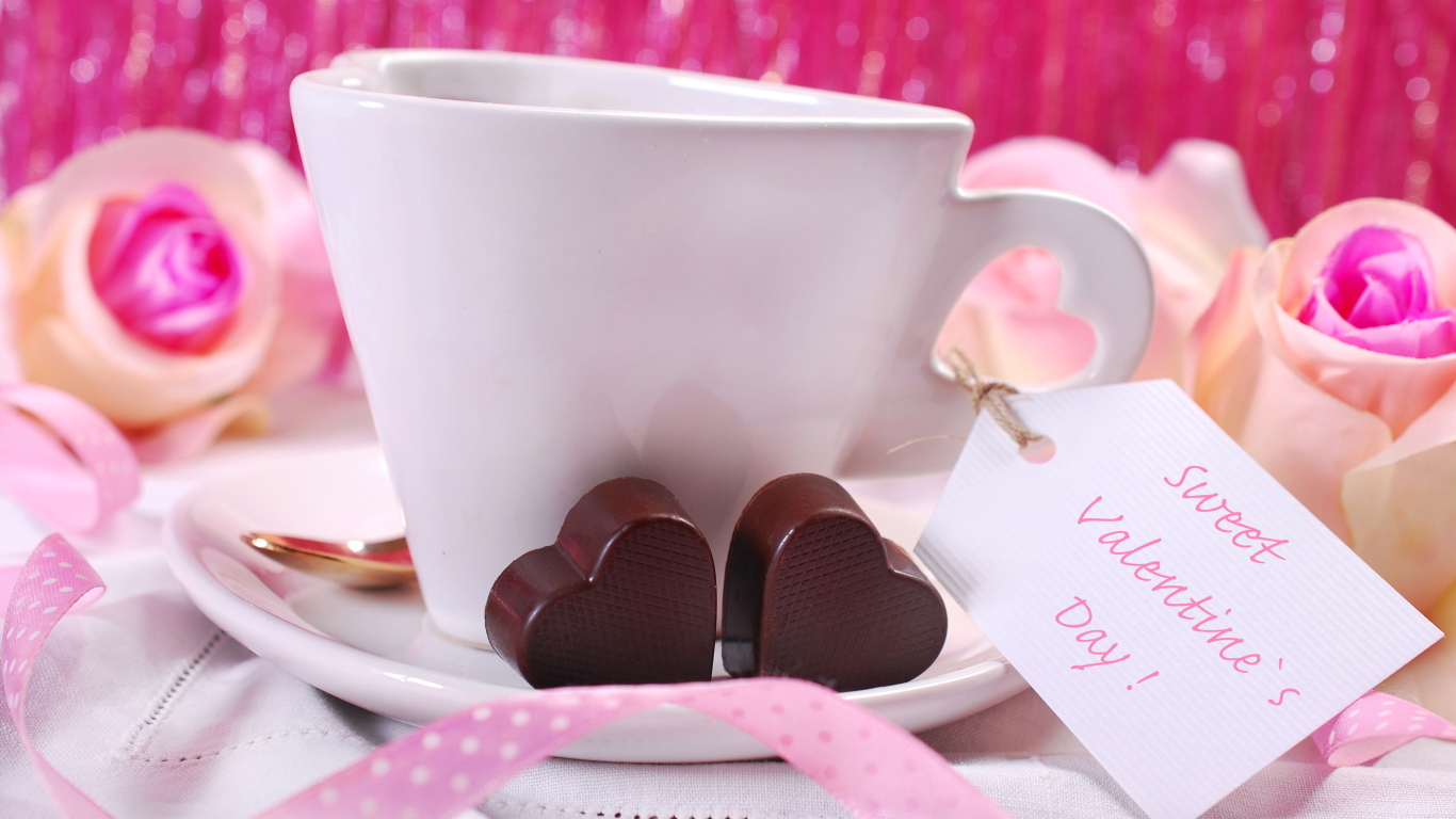 Белая чашка кофе с конфетами на День Святого Валентина 14 февраля