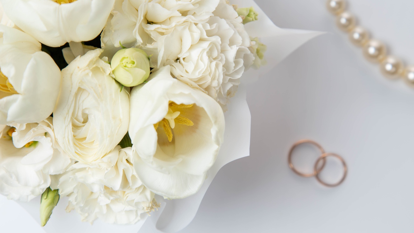 Белый свадебный букет с обручальными кольцами