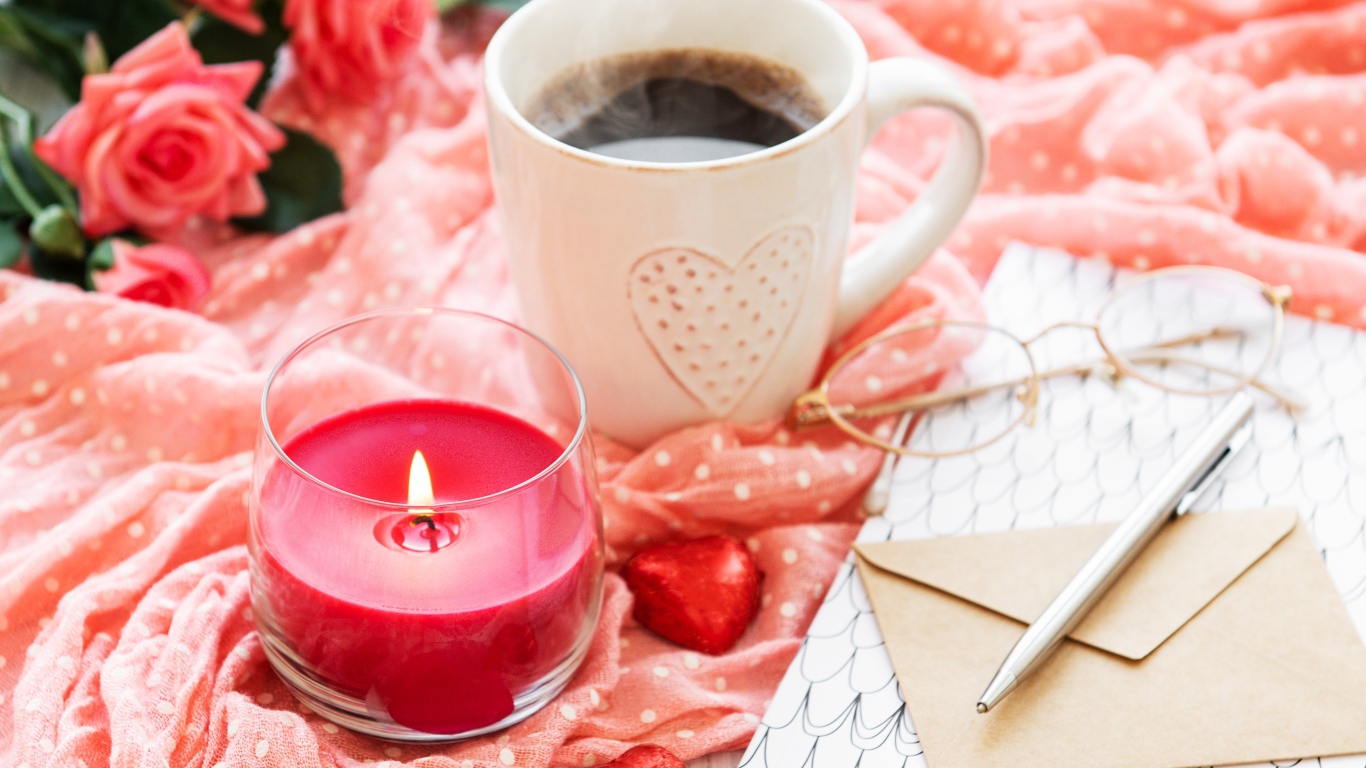 Чашка кофе, свеча, конфеты, букет роз и письмо для любимой
