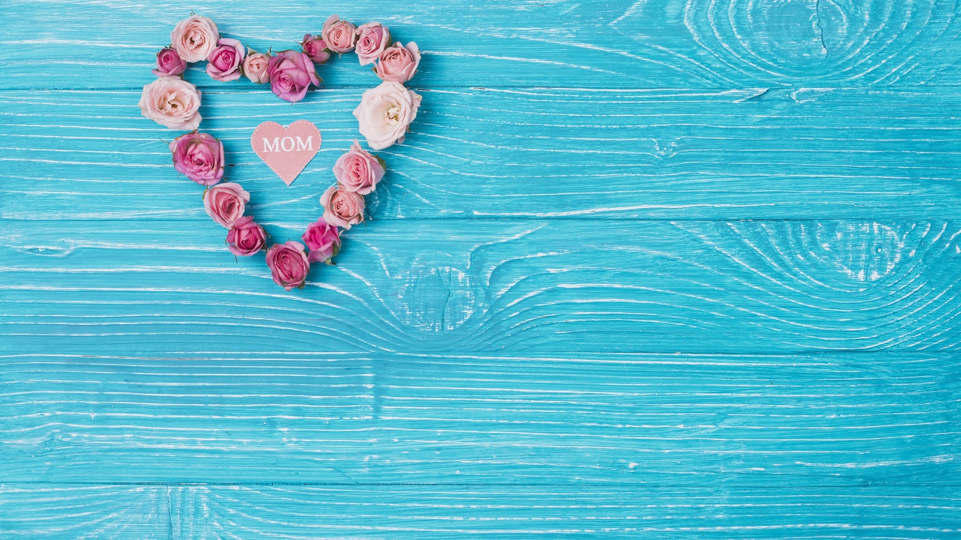 Сердце из цветом на голубом фоне для мамы