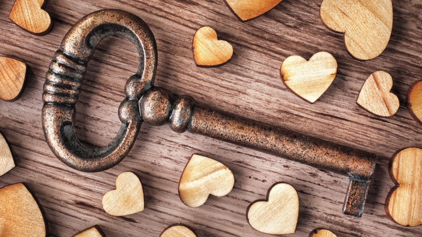 Большой железный ключ с деревянными сердечками 