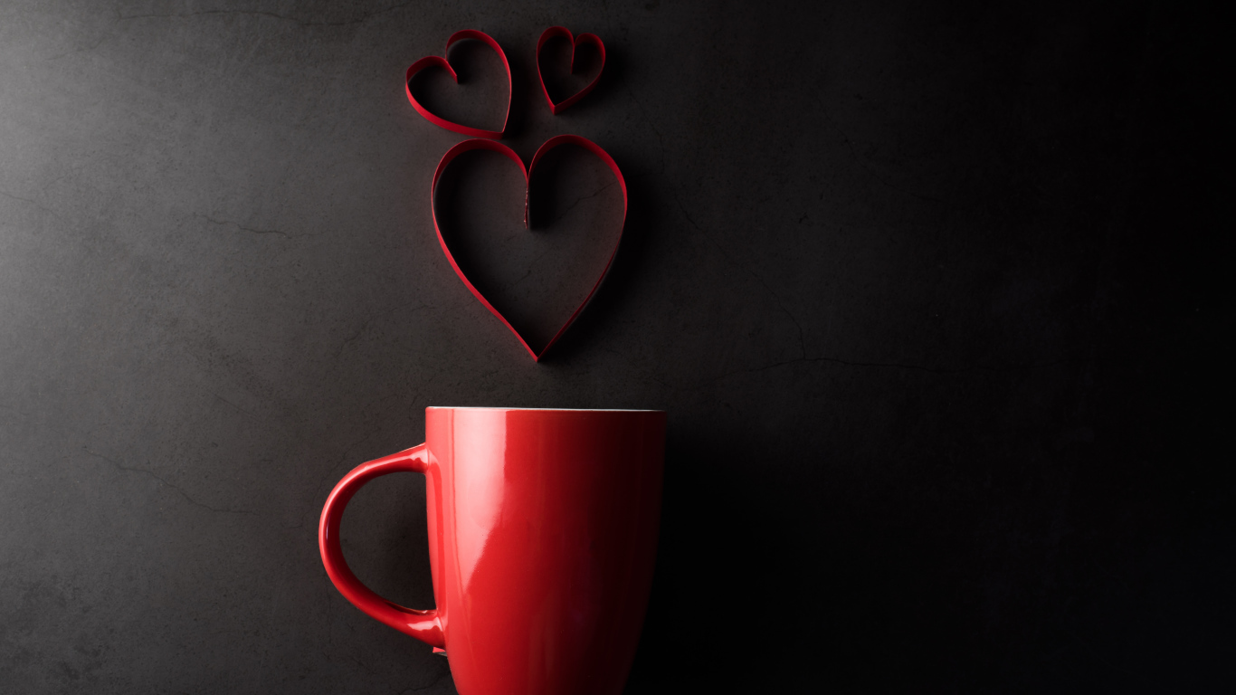 Красная чашка на сером фоне с сердечками