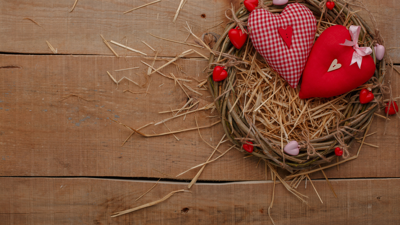 Два сердца из ткани на столе в гнезде 