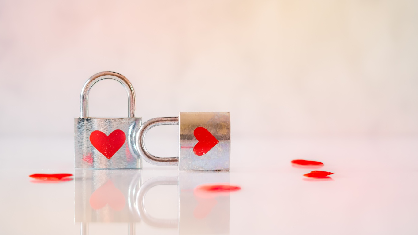 Два замка для влюбленных с красными сердечками