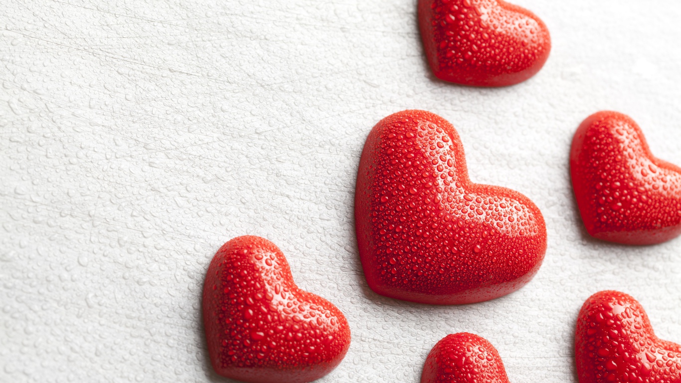 Мокрые красные сердечки на белом фоне