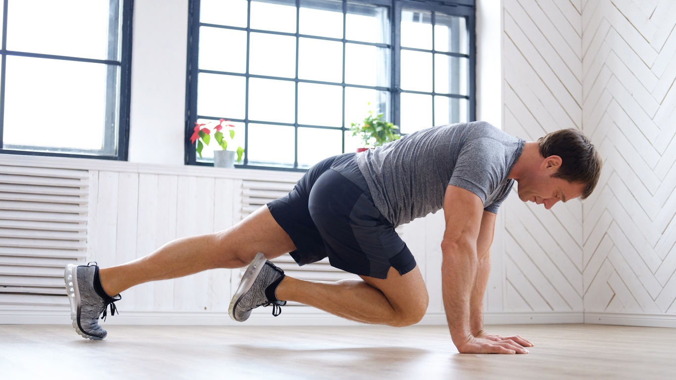 Спортивный мужчина делает упражнения в спортзале 