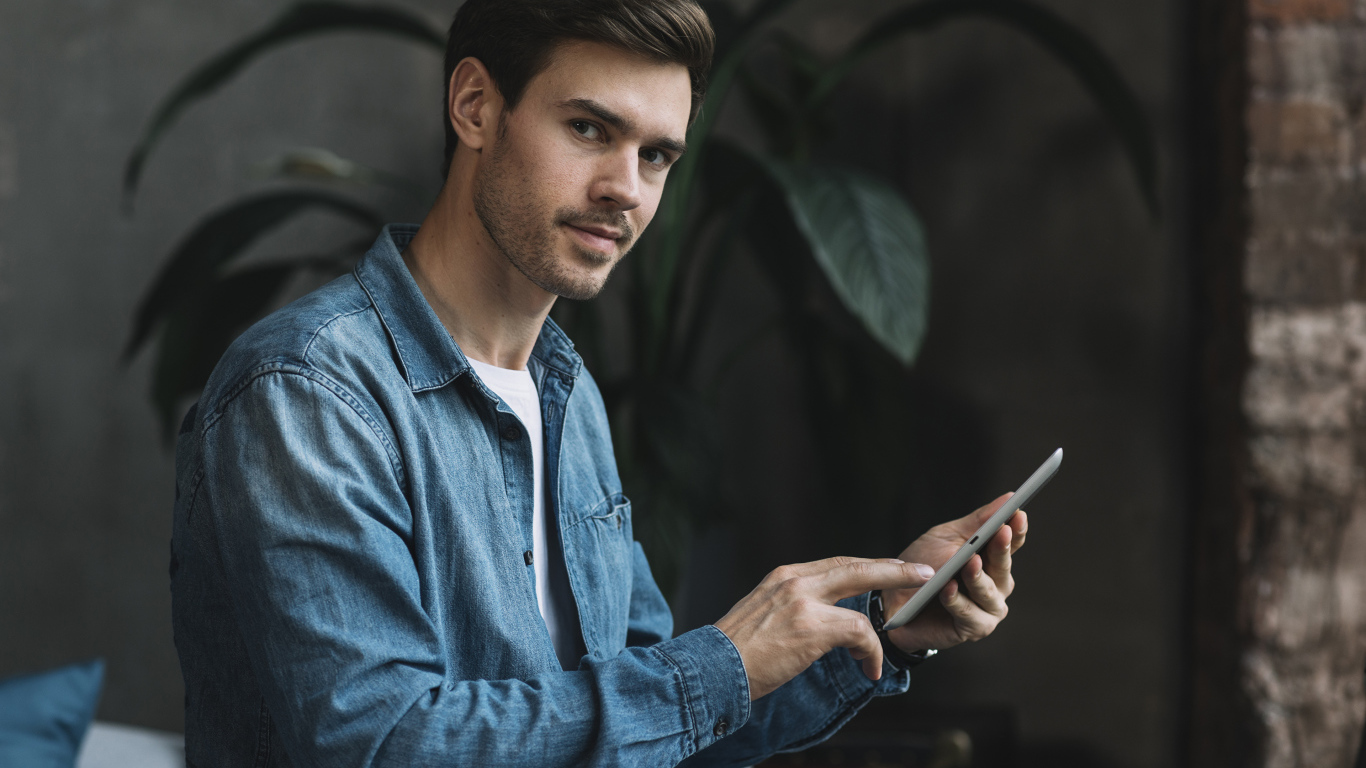 Красивый мужчина со смартфоном в руке