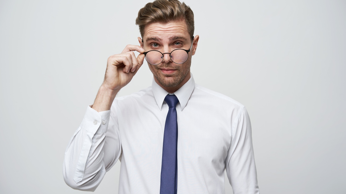 Стильный мужчина в белой рубашке в очках 