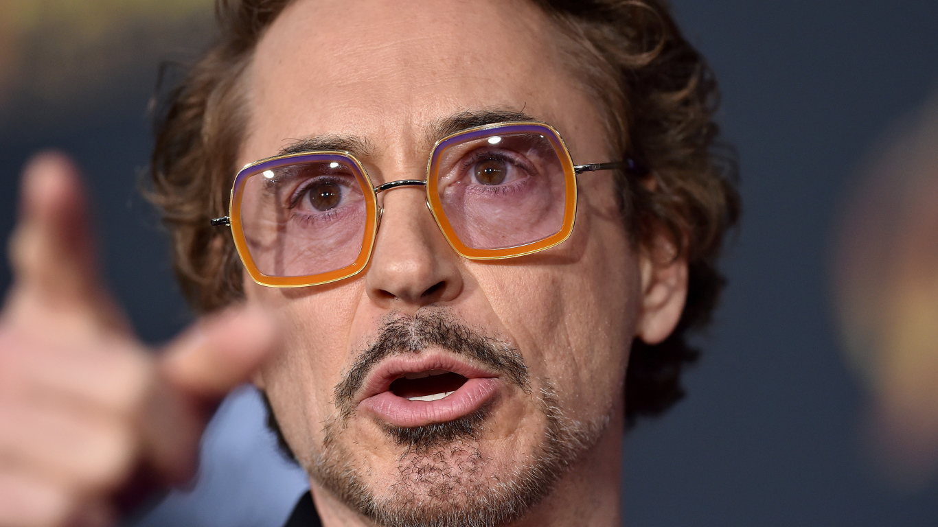 Актер Роберт Дауни-младший в очках крупным планом