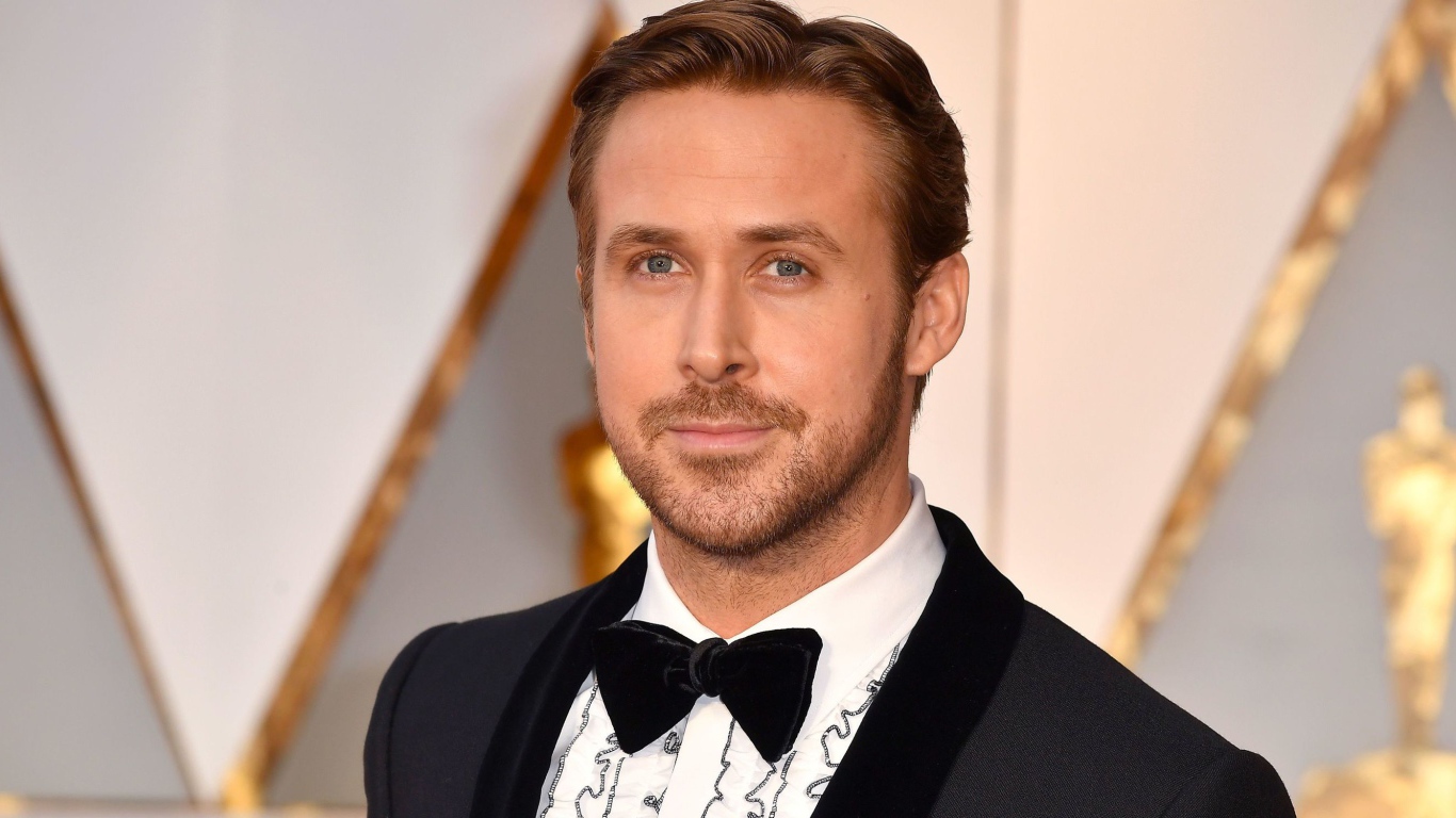 Актер Райан Гослинг в костюме с черной бабочкой