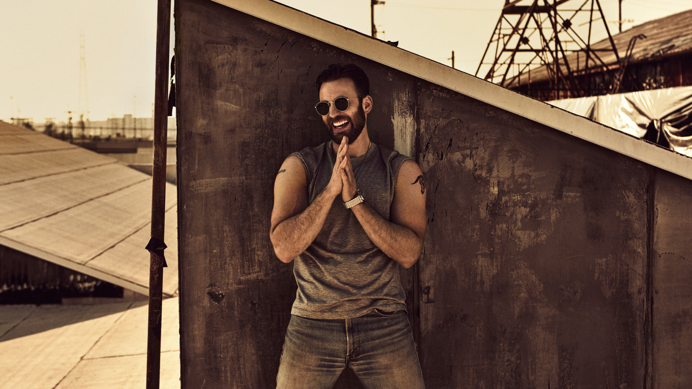 Американский актер Крис Эванс в солнечных очках