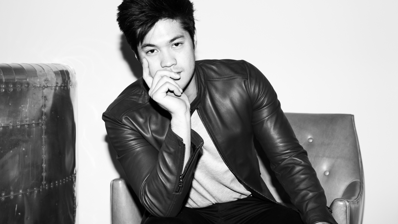 Американский актер Росс Батлер в черной кожаной куртке