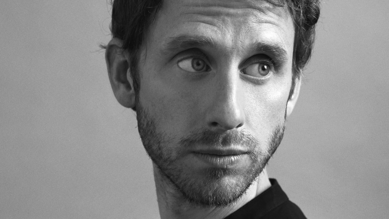 Британский актер Роберт Эммс лицо крупным планом