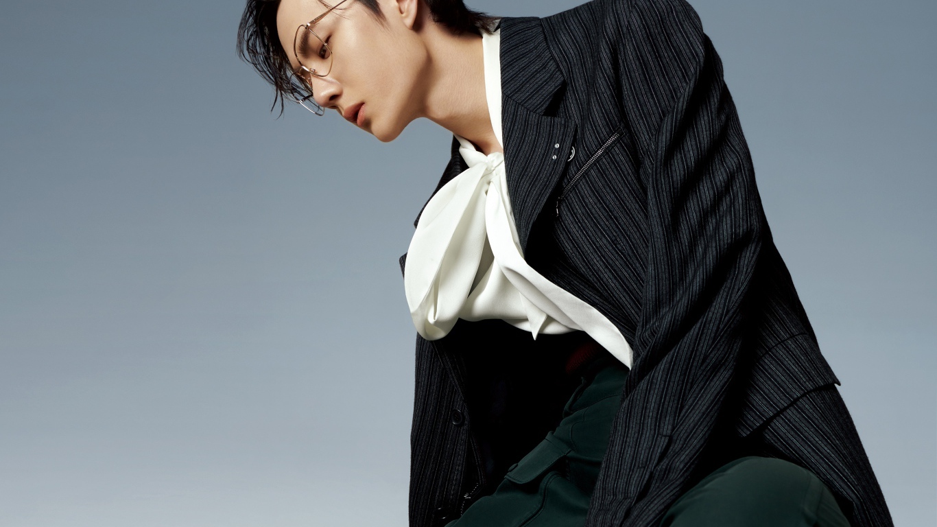 Китайский актер Ван Ибо на голубом фоне