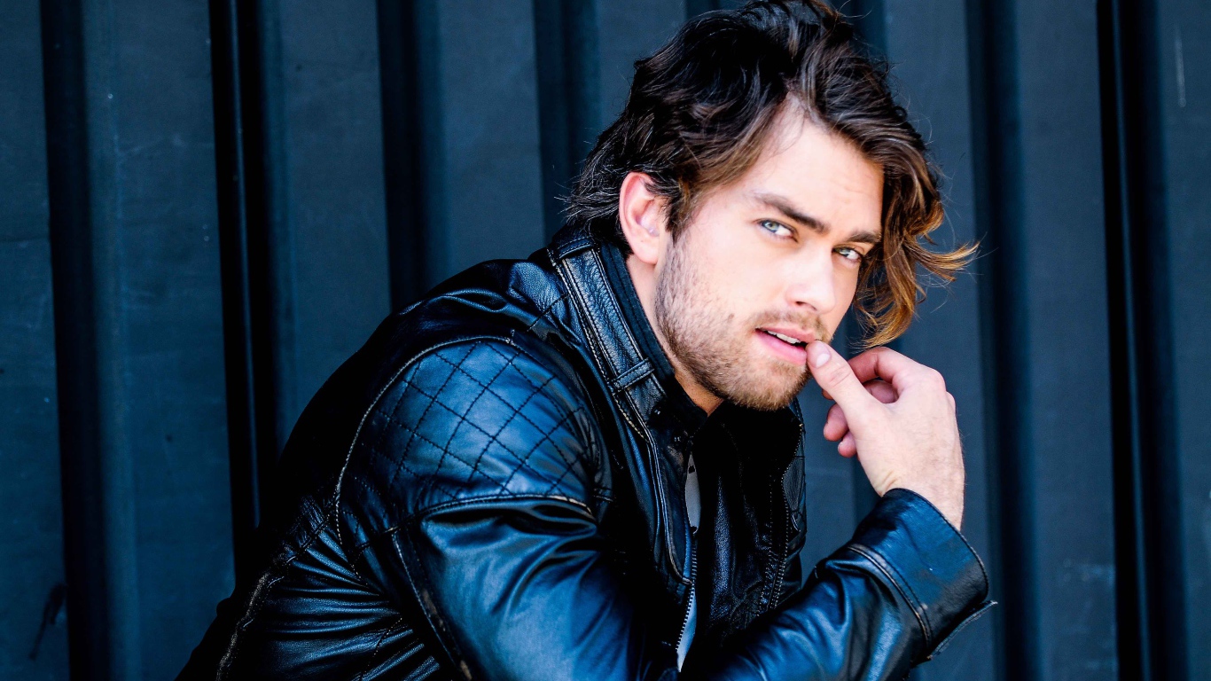 Красивый мужчина, актер Пирсон Фоде в черной кожаной куртке