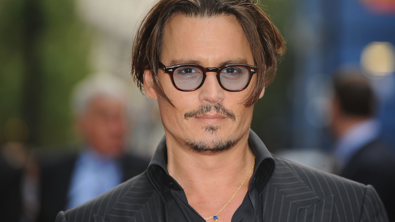 Популярный актер Джонни Депп в очках и пиджаке