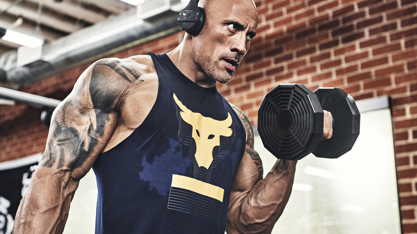 Популярный актер, рестлер Дуэйн Джонсон занимается в спортзале 