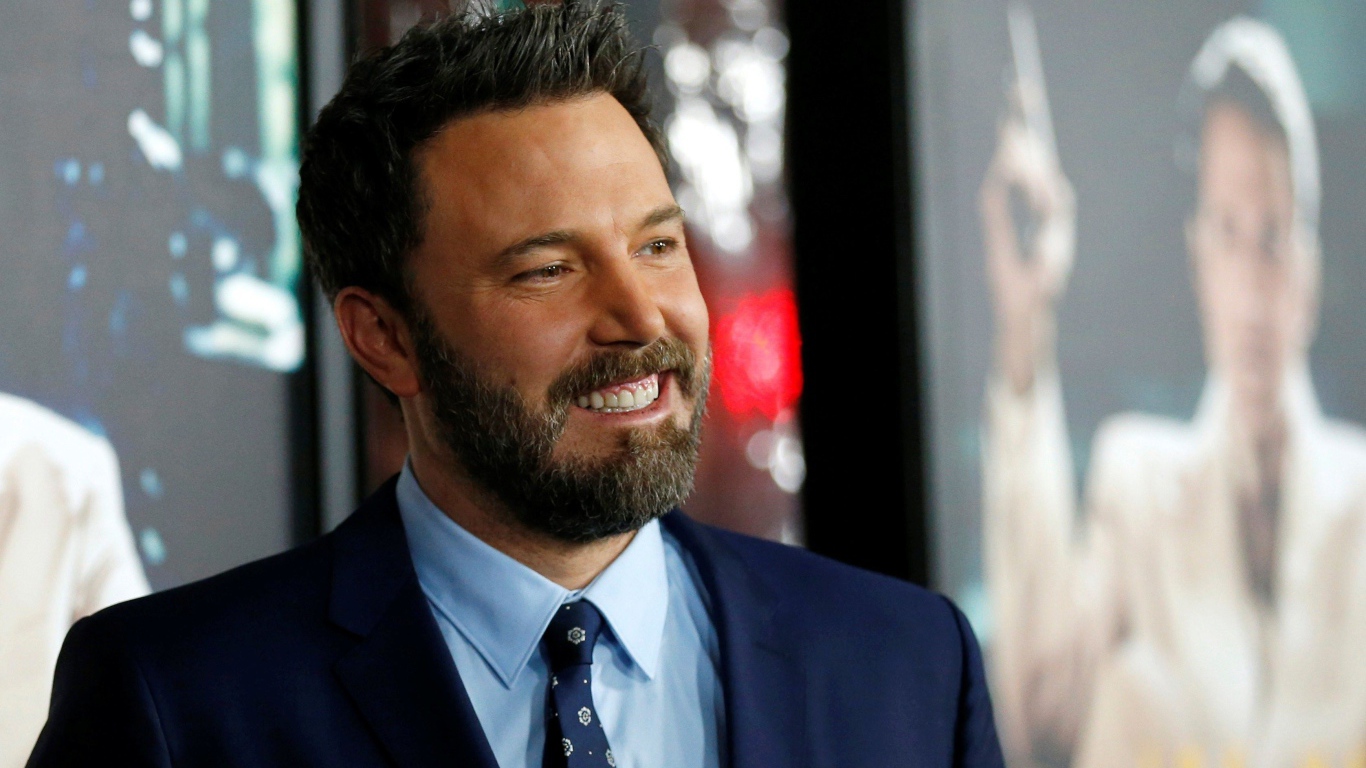 Улыбающийся мужчина, актер Бен Аффлек в костюме