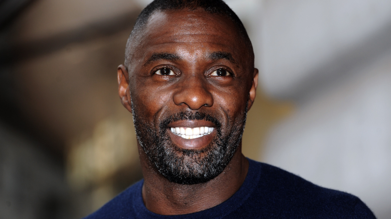 Улыбающийся мужчина,  актер Идрис Эльба