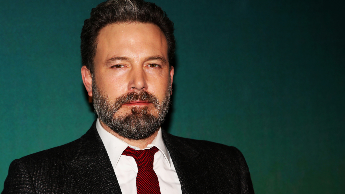 Стильный популярный актер Бен Аффлек в костюме