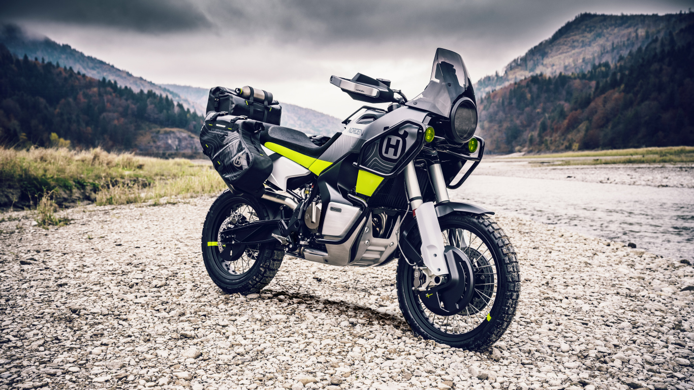 Мотоцикл Husqvarna Norden 901 на фоне гор 