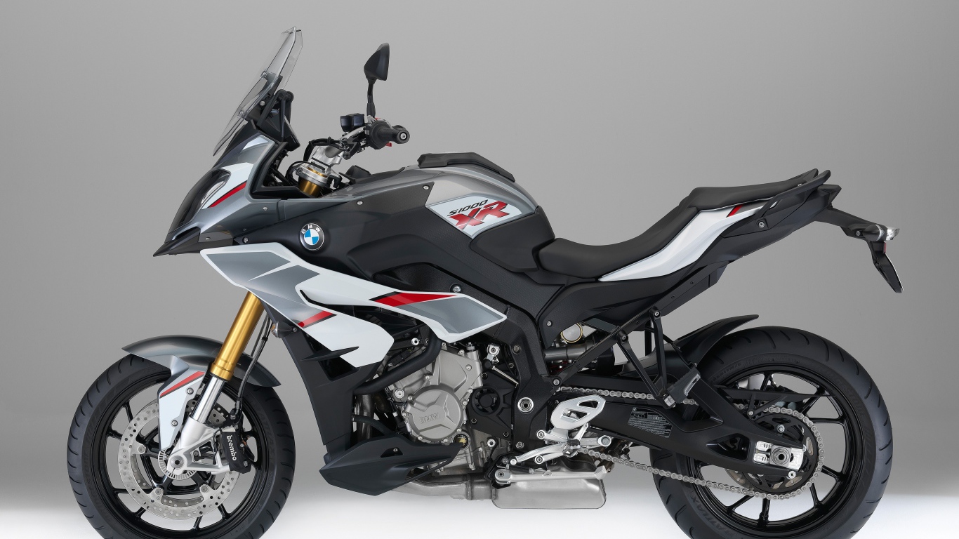 Гоночный мотоцикл BMW S1000 на сером фоне