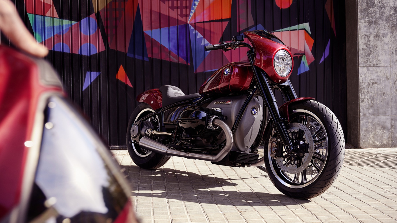 Большой красный мотоцикл BMW Motorrad Concept R182 