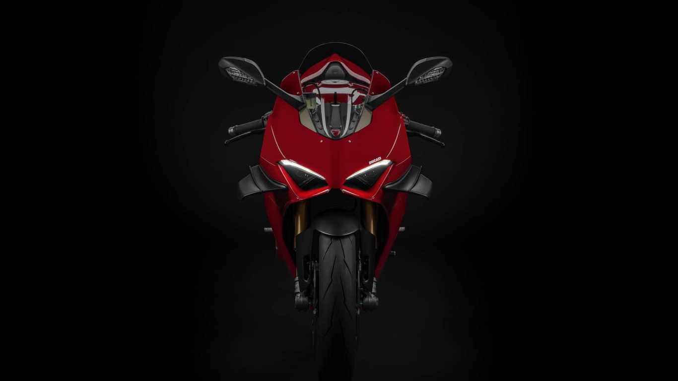Красный мотоцикл Ducati Panigale V4 S 2020 года на черном фоне