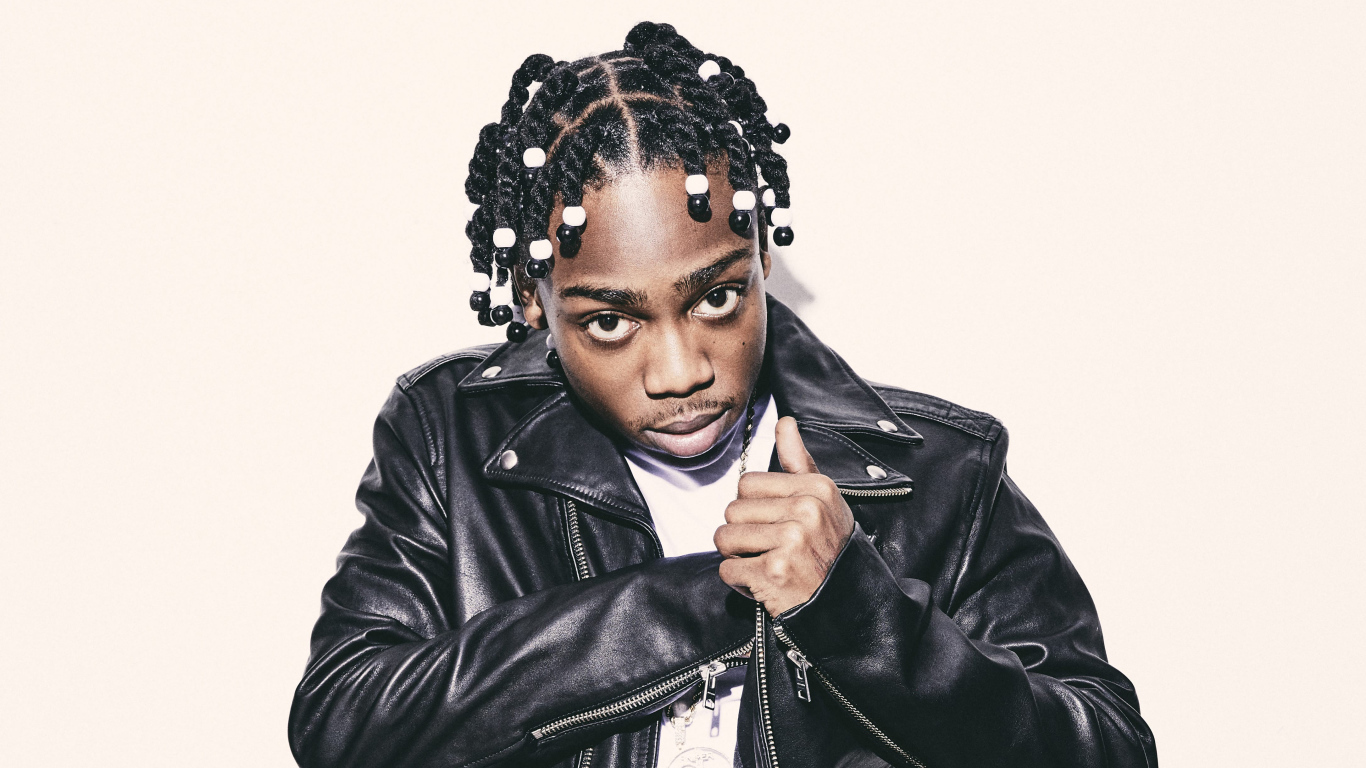 Американский рэпер  22Gz в черной кожаной куртке