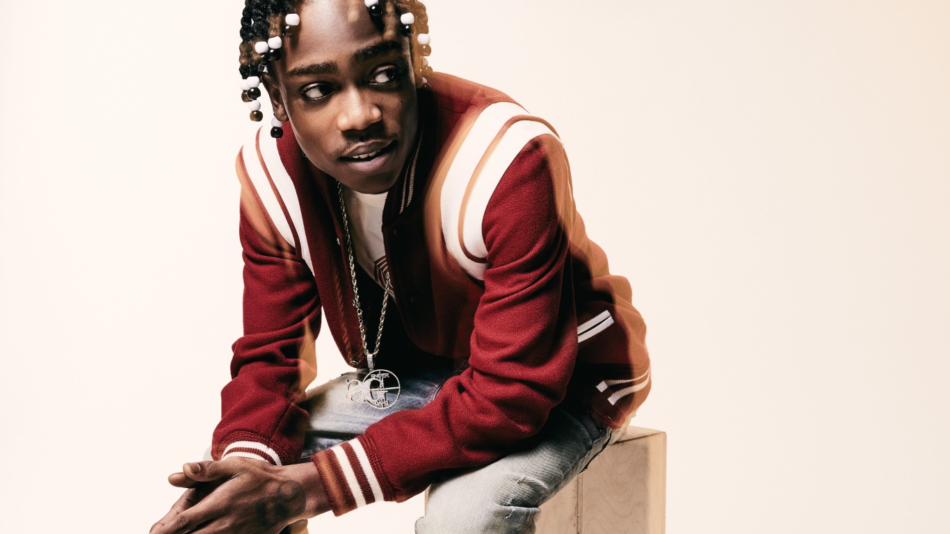 Американский рэпер  22Gz на белом фоне