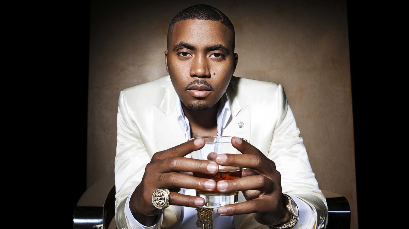 Американский рэпер Нас с стаканом в руках