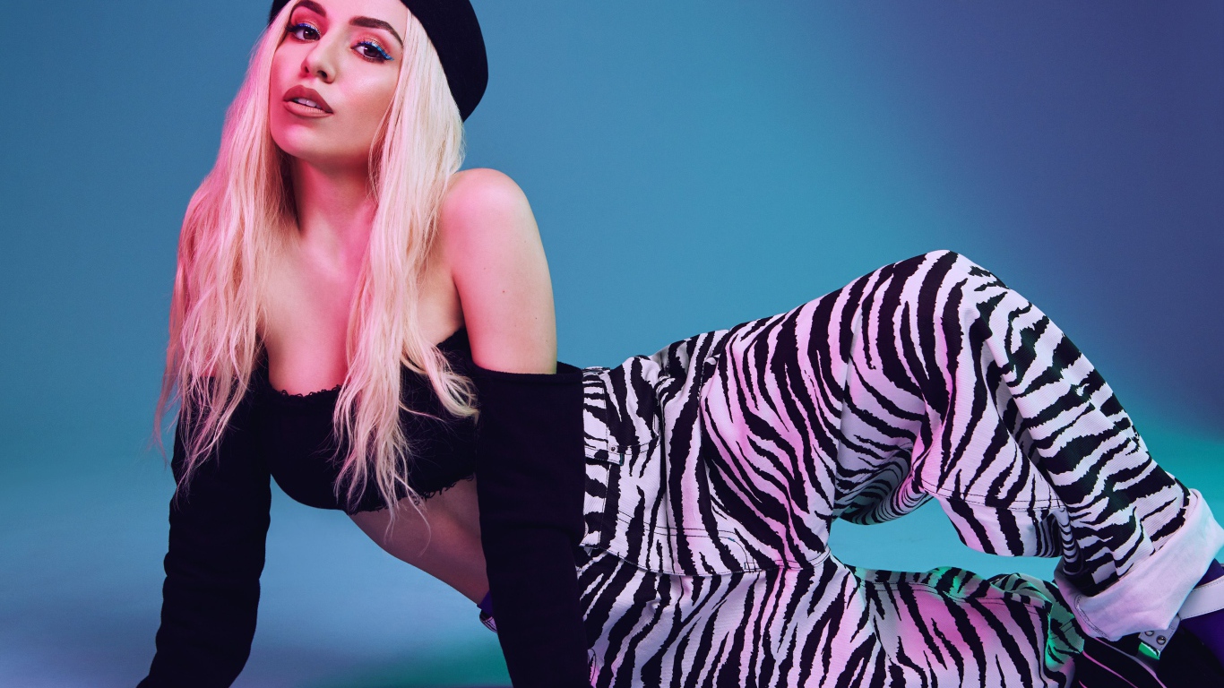 Американская певица Эйва Макс в наряде