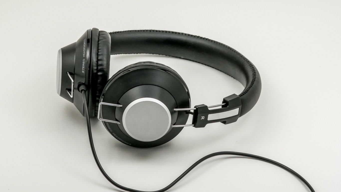 Большие черные наушники на сером фоне